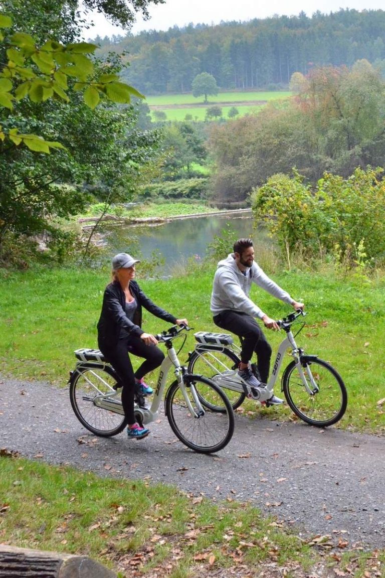 Paar beim Fahrradurlaub im Sauerland auf einer Radtour entlang des Ruhrtalradwegs