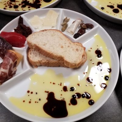 Antipasti Teller mit DOP Olivenöl IGP Balsamico di Modena Coppa Calabresa mit Cantaloupe und Taggiasche Oliven