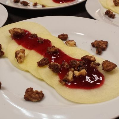 Apfelcarpaccio mit kandierten Walnüssen