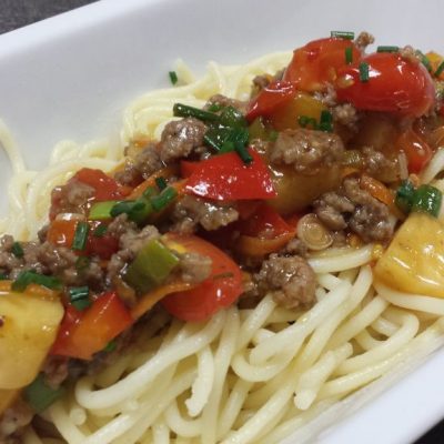 Asia Bolo auf hausgemachten Spaghetti