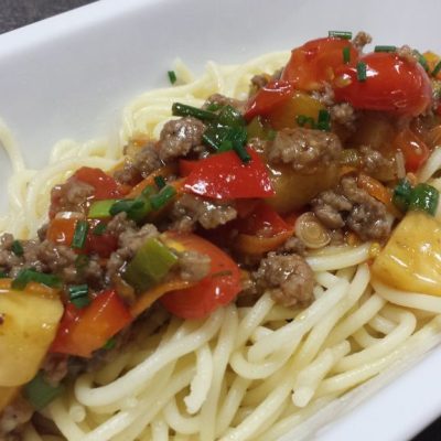 Asia Bolo auf hausgemachten Spaghetti