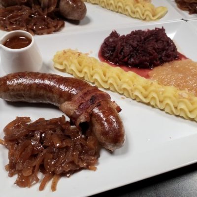 BBQ Bratwurst mit Bacon und karamelisierten Zwiebeln