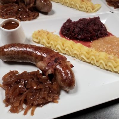 BBQ Bratwurst mit Bacon und karamelisierten Zwiebeln