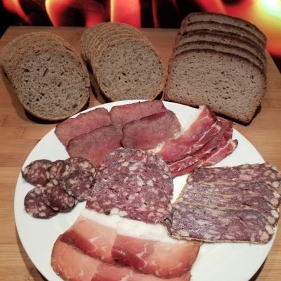 Brotzeit mit hausgeigenen Produkten