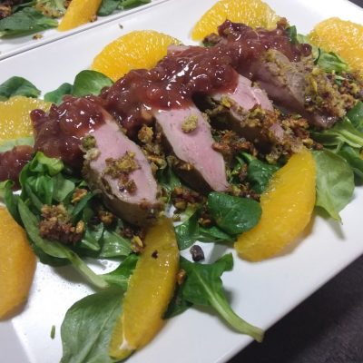Entenbrust im Pistazienmantel auf Feldsalat mit Orangenfilet