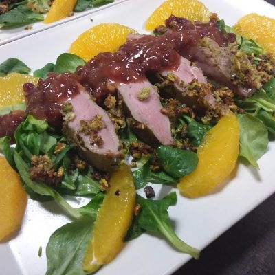 Entenbrust im Pistazienmantel auf Feldsalat mit Orangenfilet
