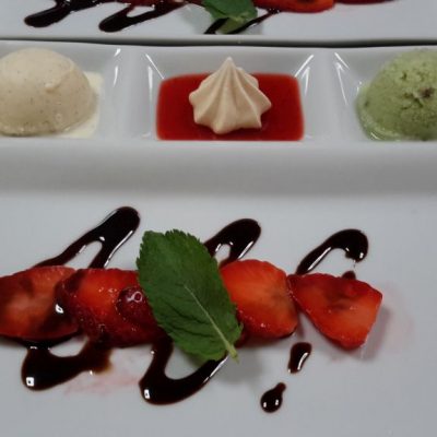Erdbeeren mit DOP Balsamico - Vanille und Bsailikum Zitroneneis
