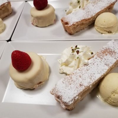 Erdbeerparfait in weißer Schokolade - Apfelküchlein und Vanilleeis