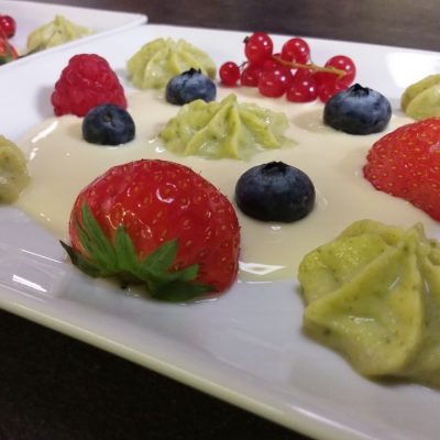 Früchte und Pistaziencreme auf Vanillespiegel
