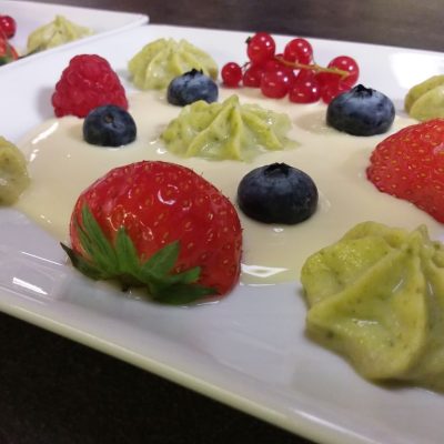 Früchte und Pistaziencreme auf Vanillespiegel