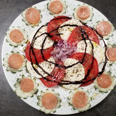 Frühstücksteller mit Tomate Mozarella Gurke und gepickelte Radischen