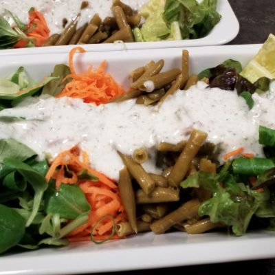 Gemischter Salat mit Sauerrahm Dressing