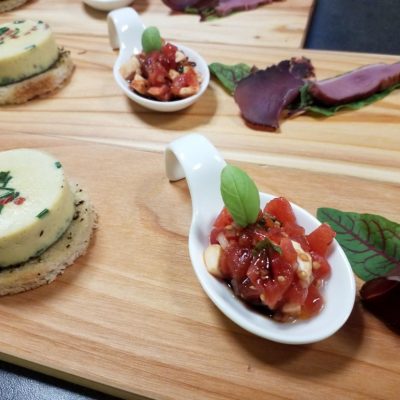 Gemüsefrittata auf Toast - Capreselöffel - Bresaola