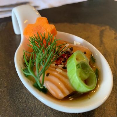 Gourmetlöffel Lachs auf Gurke und Unagi mit Sternmöhrchen