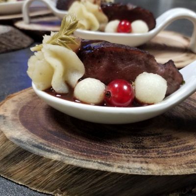 Gourmetlöffel Rehfilet an Kartoffelschnee mit Apfel - Johannisbeere und Portweinreduktion