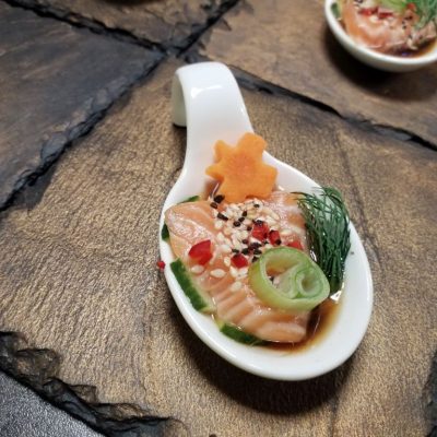 Gourmetlöffel - marinierter Lachs auf Gurke - Unagi und Ponzusauce - schwarzes Hawaiisalz und Sesam