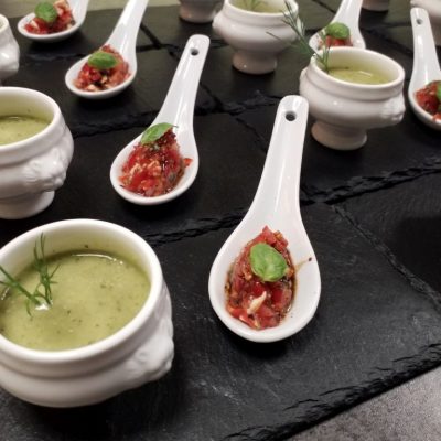Gurkensüppchen und Caprese Löffel