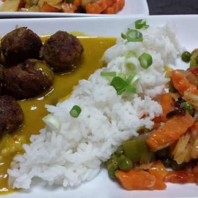 Hackbällchen in Curry-Mangsauce mit Asiagemüse