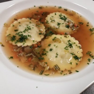 Hackfleisch-Spitzkohlravioli in Brühe