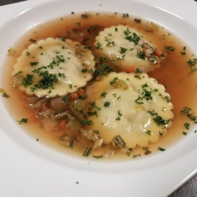 Hackfleisch-Spitzkohlravioli in Brühe