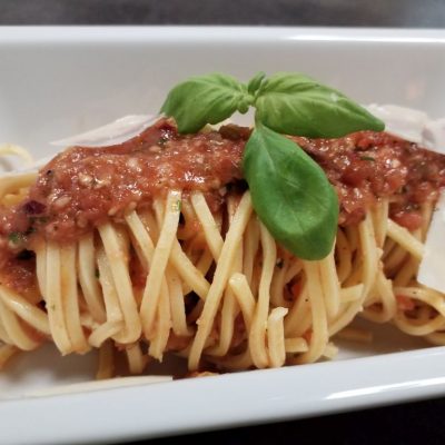 Hausgemachte Spaghetti mit Tomatensauce della Nonna