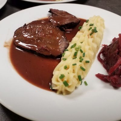 Highland Cattle Braten mit Kartoffelschnee und Rotkraut