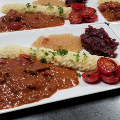 Highland Cattle Gulasch Kartoffelschnee Apfel-Zimtrotkohl
