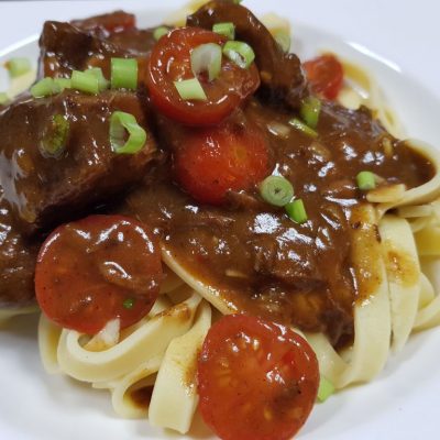 Highland Catttle Gulasch auf hausgemachten Tagliatelle