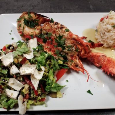 Hummer mit Gemüsereis und Salat
