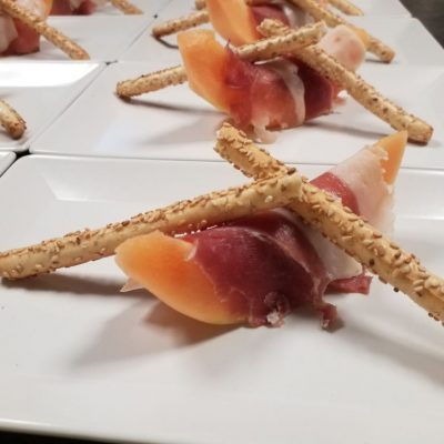 Iberico Schinken mit Cantaloupe Melone und Sesam Grissini