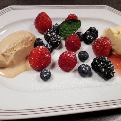 Karamarzi Eis und Vanilleeis mit Beerenauswahl