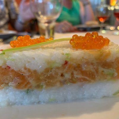 Kastensushi Lachstartar und Forellenkaviar