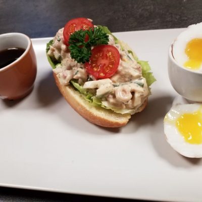 Kleines Frühstück - Espresso - Garnelencocktail auf Baguette und Bioei vom Weidehuhn