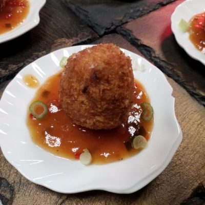 Krabben Bitterballen auf hausgemachter Sweet-Chilisauce