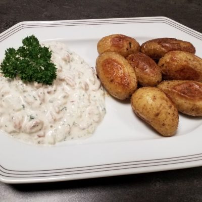 Krabbensalat an gebackene Drillinge