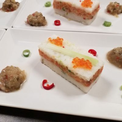 Lachs Kastensushi mit Gurkenrelish und Kaviar