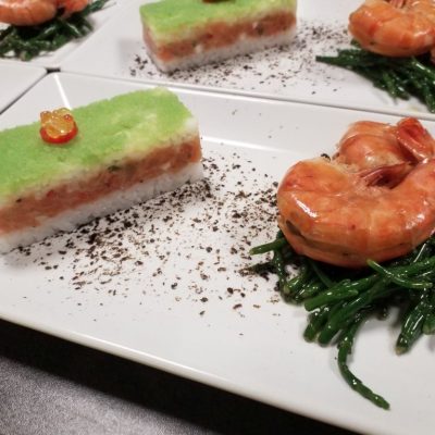 Lachs Kastensushi und Scampi auf Salicorn
