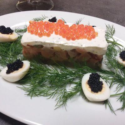 Lachstartar - Kräuterfrischkäse - Wachteleier
