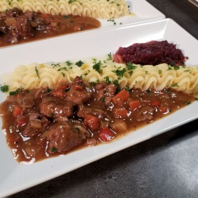 Lammragout an Kartoffelschnee und Rotkohl