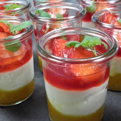 Mascarponeschichtdessert mit Mango und Erdbeer