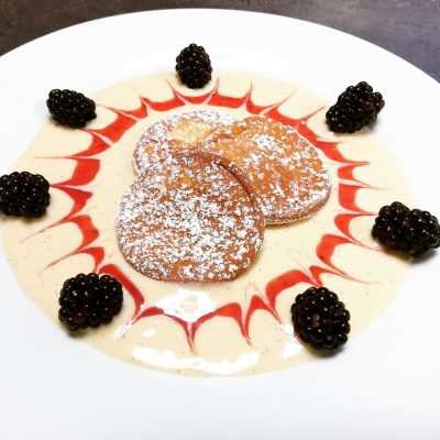 Pancake auf Vanille-Erdbeerspiegel mit Brombeeren