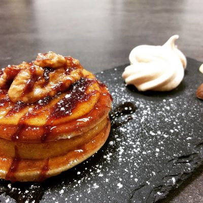 Pancakes mit Walnusshonig