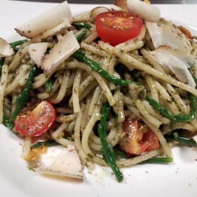 Pasta Salicornia in brauner Butter mit Kirschtomaten und Belper Knolle