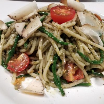Pasta Salicornia in brauner Butter mit Kirschtomaten und Belper Knolle
