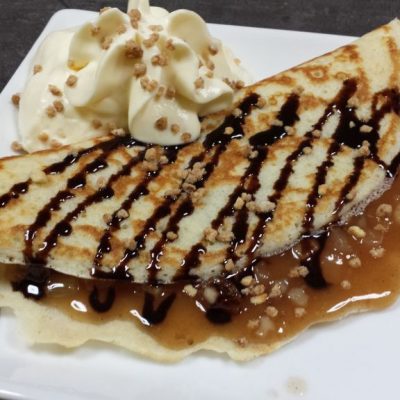 Pfannkuchen mit Bratapfelfüllung und Eierliköespuma