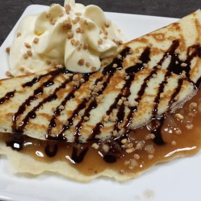 Pfannkuchen mit Bratapfelfüllung und Eierliköespuma
