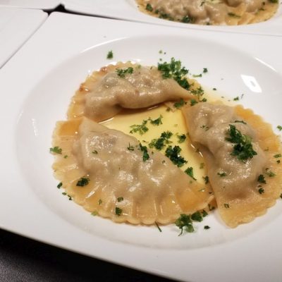 Ravioli mit Steinpilzfüllung und brauner Butter