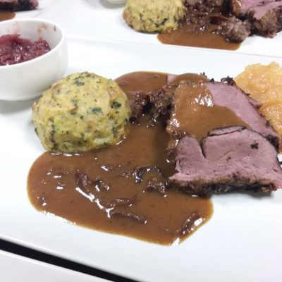 Rehfilet - Pfifferlingsauce - Mayernknödel - Rotkohl - Apfelkompott