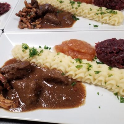 Rehgulasch mit Pfifferlingen an Kartoffelschnee mit Apfel-Zimtrotkohl
