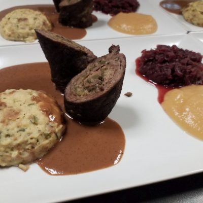 Rouladen vom High Land Cattle mit mayernknödel und Apfel-Zimtrotkohl
